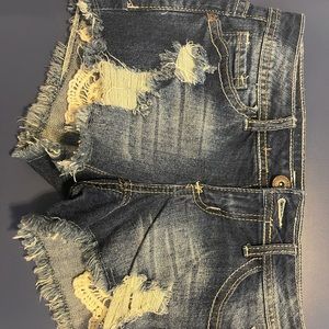 Jean shorts with lace pockets